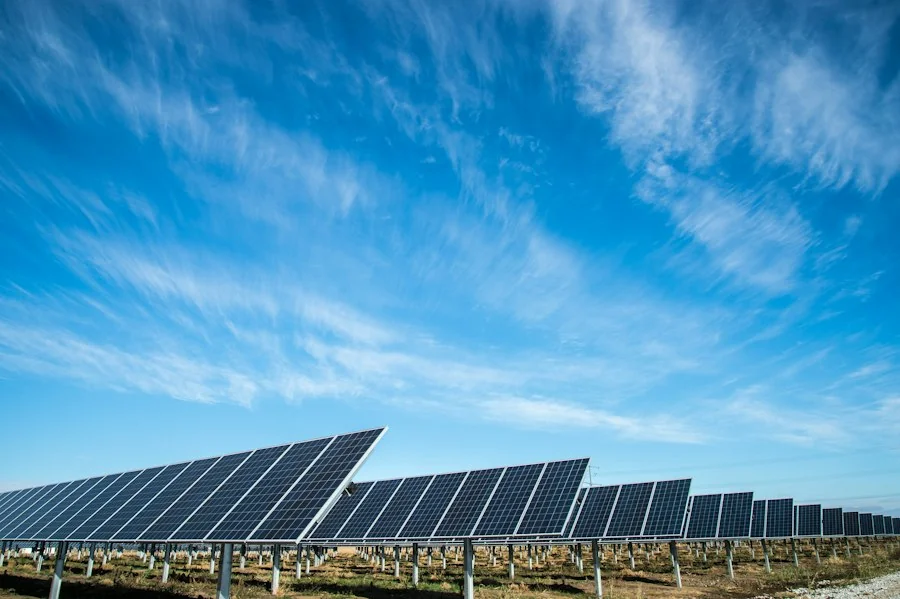 Painéis solares instalados em uma área externa